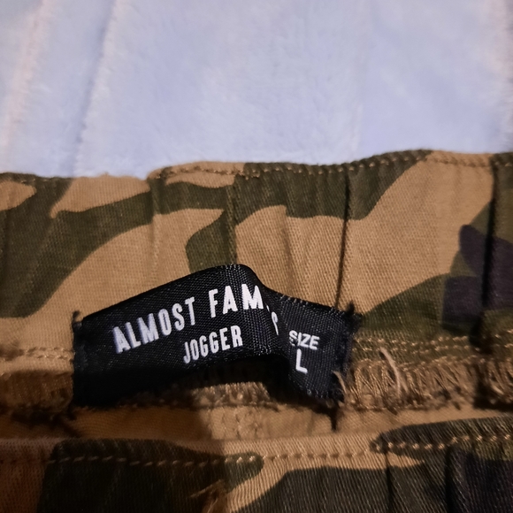 camo jogger style cargo pants - Picture 2 of 2